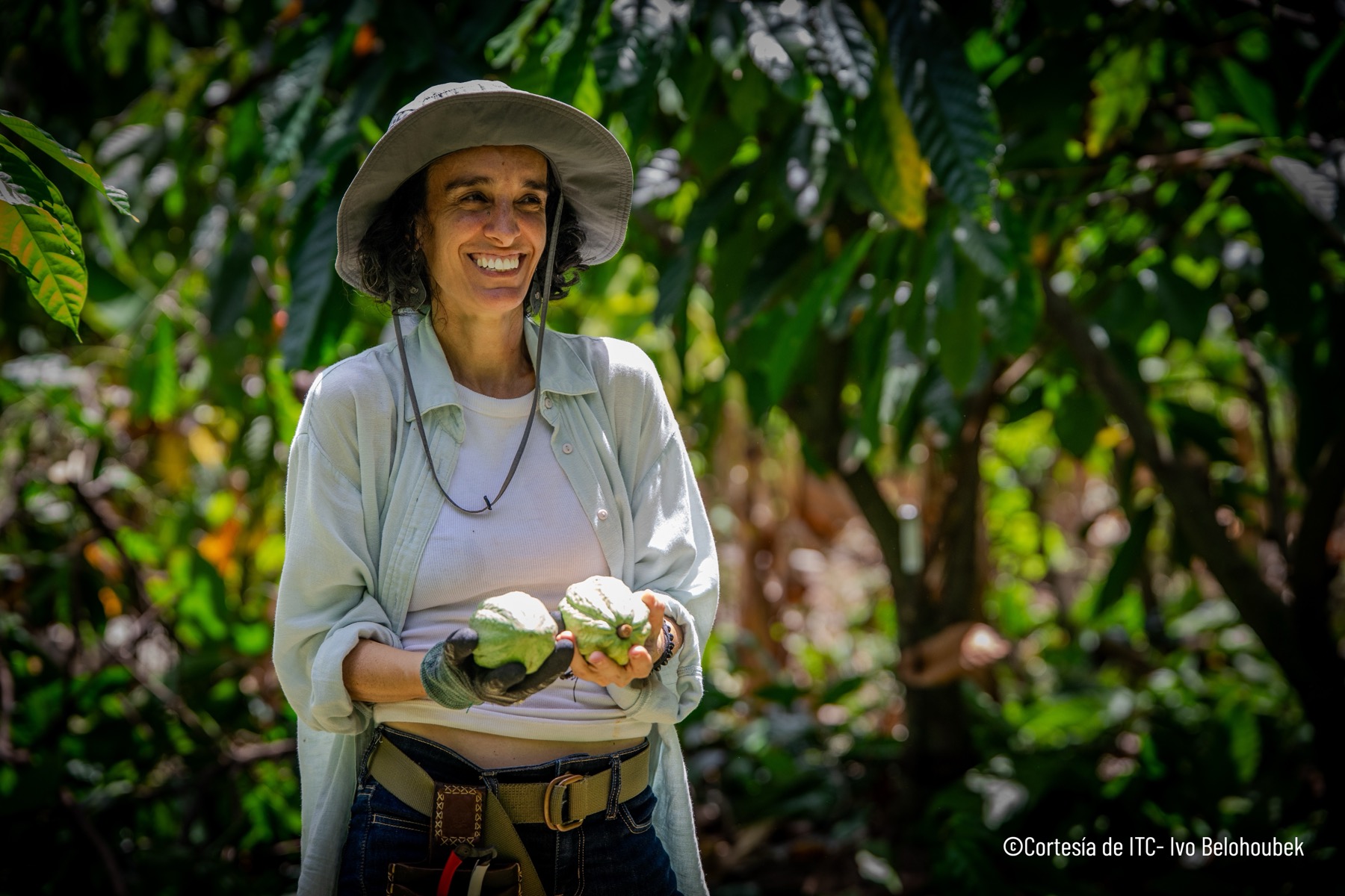 Altair Rodríguez con mazorcas de cacao en su finca