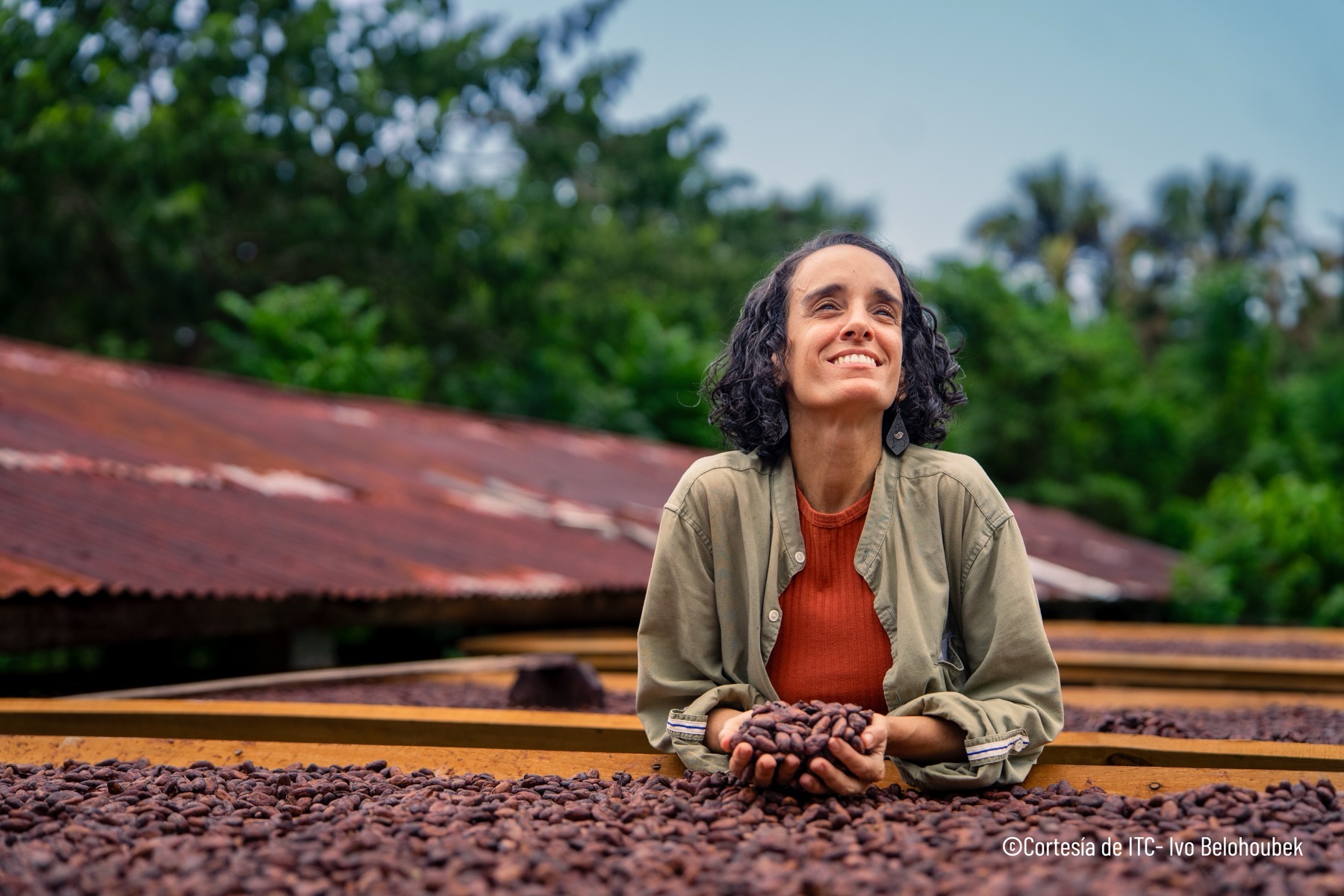 Altair Rodríguez con cacao secándose al sol en Finca Tierra Negra