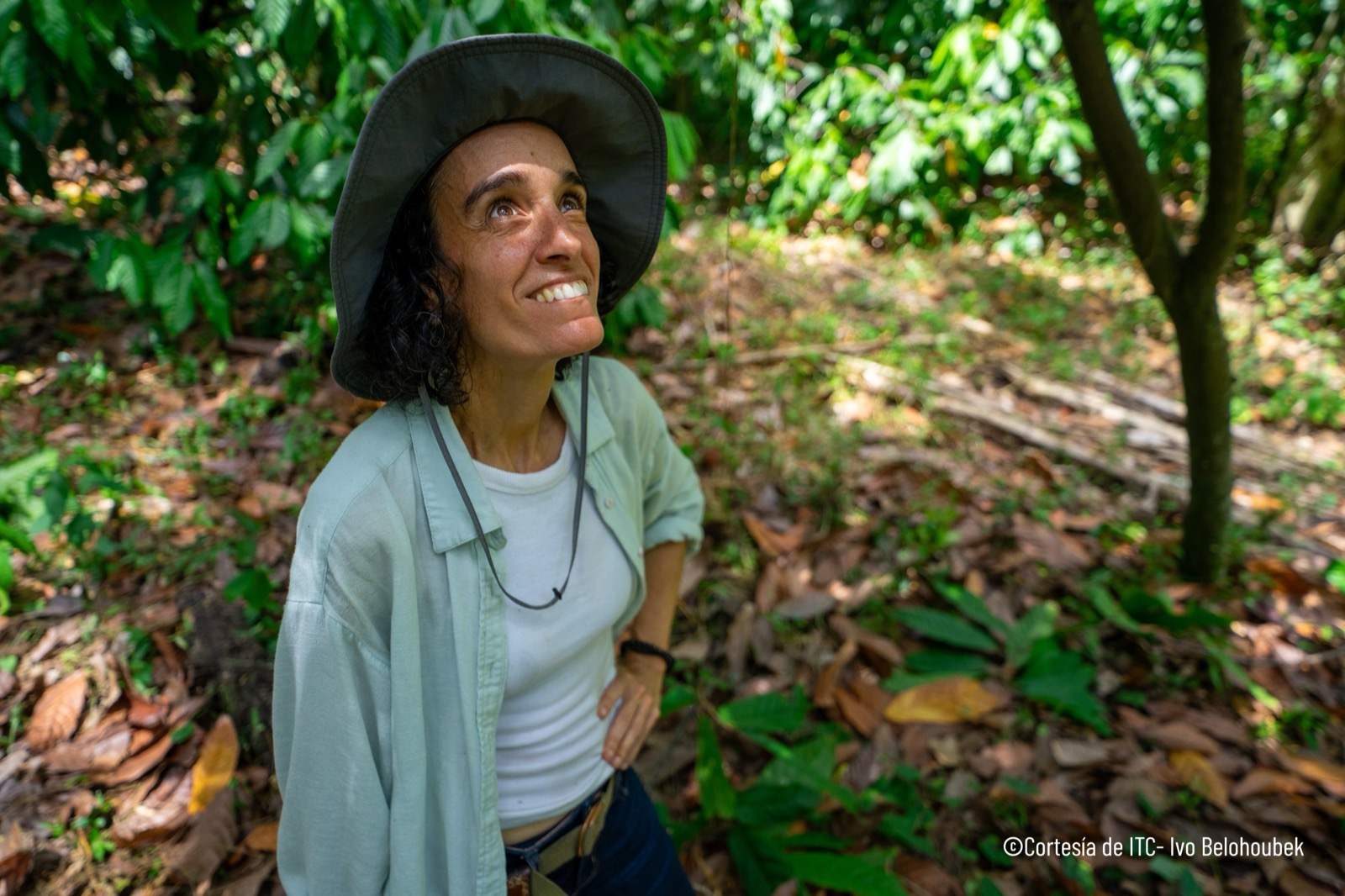 Altair Rodríguez en el bosque agroforestal de Finca Tierra Negra