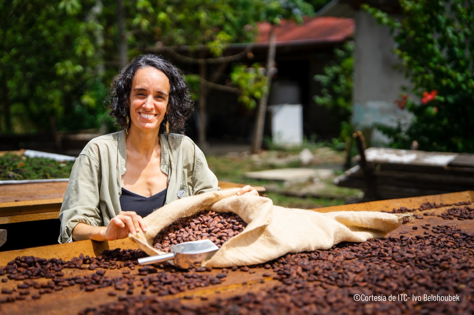 Altair Rodríguez con cacao secándose al sol · Finca Tierra Negra